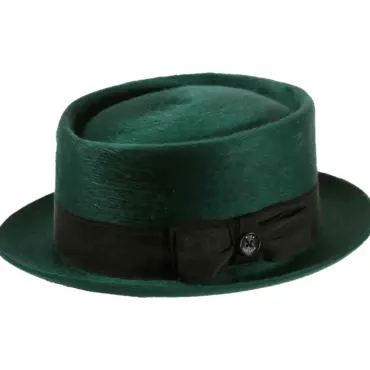 Fedora Melousine in Smaragdgrün aus Haarfilz mit olivfarbenem Rebsband und schwarzem Poispoil