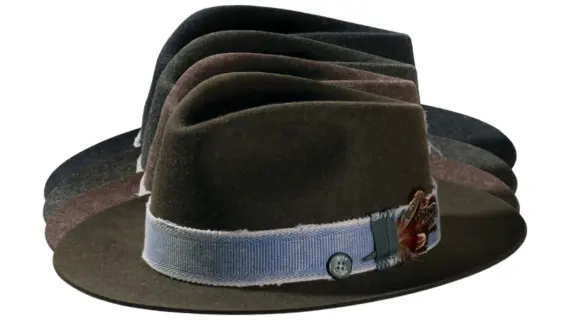 Fedora Bogart Stichelhaar mit Jeans-Hutband und Feder