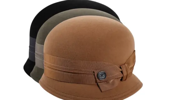 Cloche „très chic“ in Moos