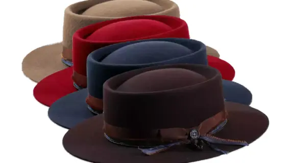 Fedora flach aus Wollfilz mit Ebony-Pearl-Garnitur