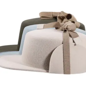 Blau und Moosgrün|Cap Wollfilz mit Ohrenklappen in Elfenbein