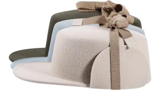 Blau und Moosgrün|Cap Wollfilz mit Ohrenklappen in Elfenbein