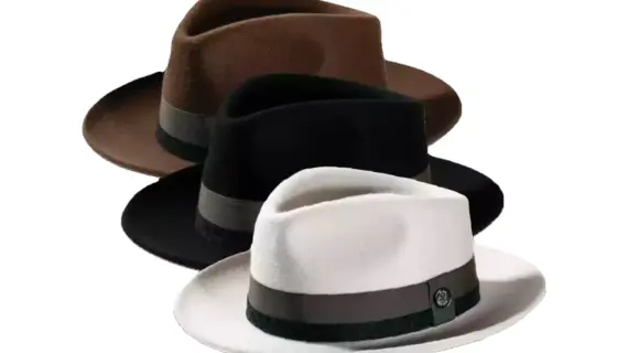 Fedora aus braunem Kaschmir mit breiter Krempe|Fedora aus braunem Kaschmir mit breiter Krempe|Fedora aus weissem Kaschmir mit breiter Krempe|Fedora Kaschmir mit Lodenhutband und Rebsband