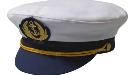 Klassische Kapitänsmütze mit Kapitänsemblem und goldener Kordel.|