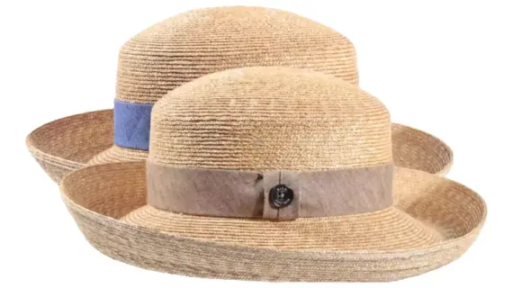Aufschlaghut Straw Addicted aus Weizenstroh mit ciel- oder sandfarbenem Leinenband