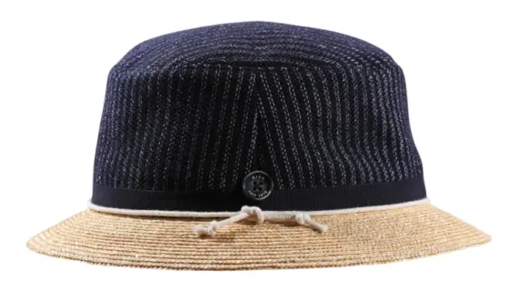 Sommer-Bucket-Hut mit marineblauem Kopfteil und naturfarbener Krempe|