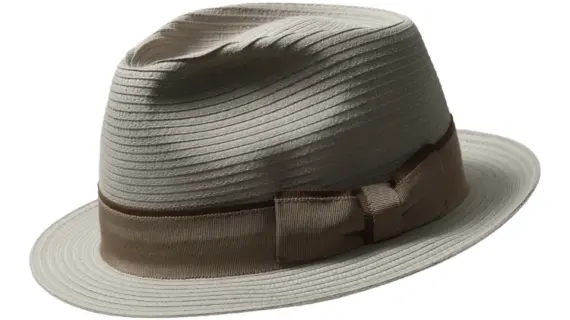 Ramie Trilby Freiamt Oberlunkhofer/in in Hellbeige Sand mit sandfarbenem Rebsband, braunem Poispoil und Masche links