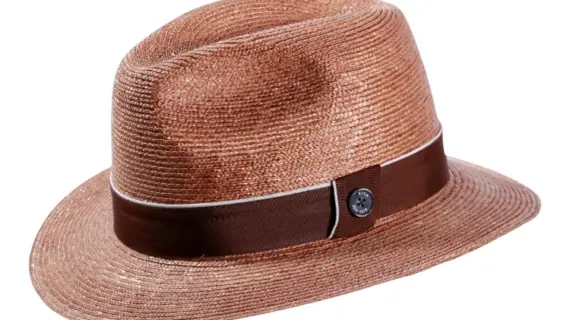 Fedora Strohhut in Nougat mit braunem Band und Risa Knopf||Fedora Strohhut in Nougat mit braunem Band und Risa Knopf|Fedora Strohhut in Nougat mit braunem Band und Risa Knopf|Fedora Strohhut in Nougat mit braunem Band und Risa Knopf|Fedora Strohhut in Nougat mit braunem Band und Risa Knopf