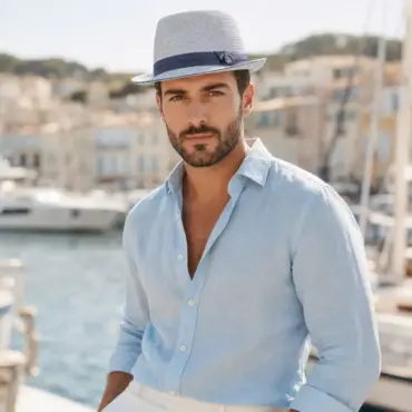 Player Hanf 2 Faden Silber Blau an Herrenmodel auf der Französischen Riviera
