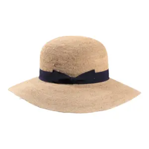 Cloche Raffia gehäkelt von Risa in Natur mit marineblauem Hutband und Krempe nach unten