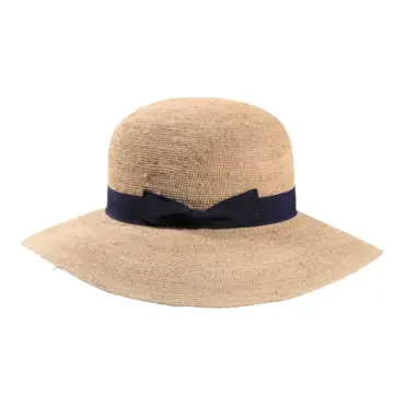 Cloche Raffia gehäkelt von Risa in Natur mit marineblauem Hutband und Krempe nach unten