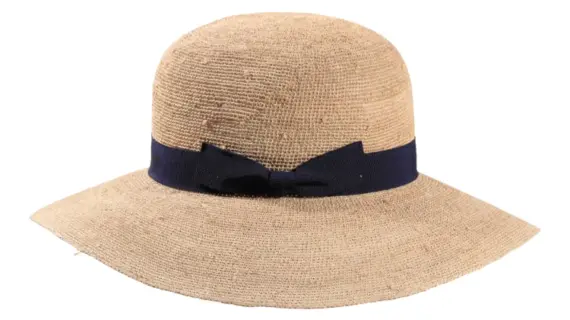 Cloche Raffia gehäkelt von Risa in Natur mit marineblauem Hutband und Krempe nach unten