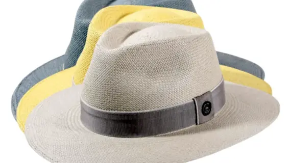 Peaceblue und Citron mit Rebsband Hutband und 1919 Risa Qualitätsknopf|Panamahut Fedora Traveler in Citron mit Rebsband Hutband und 1919 Risa Qualitätsknopf|Panamahut Fedora Traveler in Peaceblue mit Rebsband Hutband und 1919 Risa Qualitätsknopf|Panamahut Fedora Traveler in Greige mit Rebsband Hutband und 1919 Risa Qualitätsknopf