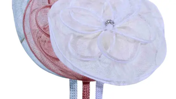 Altrosa und Himmelblau aus 100% Sisal.|Fascinator Blume mit Reif in Weiß