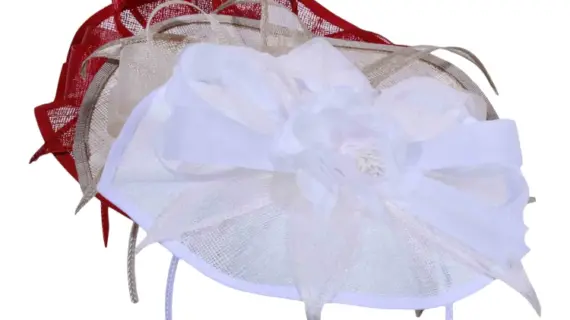 Hellbeige und Rubin.|Fascinator mit Masche aus Sisal in Rubin.|Fascinator mit Masche aus Sisal in Hellbeige|Fascinator mit Masche aus Sisal in Weiß.||||