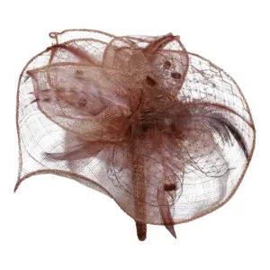 Camel-farbener Fascinator mit Federn und Blüten||||