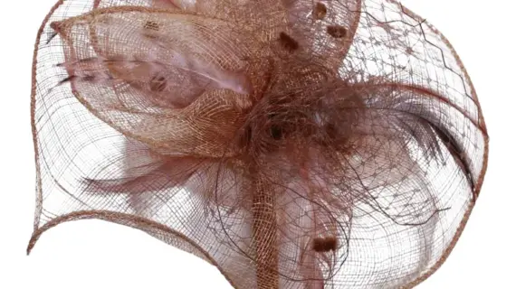 Camel-farbener Fascinator mit Federn und Blüten||||