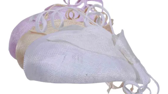 Beige und Rosa mit dekorativen Bögen|Toque aus Sisal in Weiss