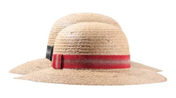 Damenhut Cloche Raffiastroh mit gestreiftem Leinenhutband in Natur/Schwarz und Natur/Rot.|Damenhut Cloche Raffiastroh mit gestreiftem Leinenhutband in Natur/Schwarz und Natur/Rot.|Damenhut Cloche Raffiastroh mit gestreiftem Leinenhutband in Natur/Schwarz und Natur/Rot.|||