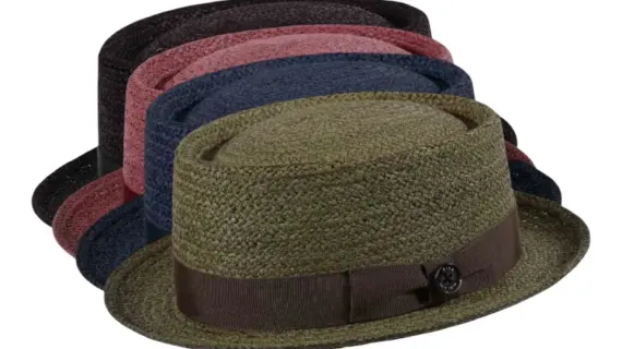 Porkpie Strohhut aus Raffia in vier Farben mit Rebsband und 1919 Knopf|Porkpie Strohhut aus Raffia in vier Farben mit Rebsband und 1919 Knopf|Porkpie Strohhut aus Raffia in vier Farben mit Rebsband und 1919 Knopf|Porkpie Strohhut aus Raffia in vier Farben mit Rebsband und 1919 Knopf|Porkpie Strohhut aus Raffia in vier Farben mit Rebsband und 1919 Knopf||||||Porkpie Strohhut aus Raffia in vier Farben mit Rebsband und 1919 Knopf