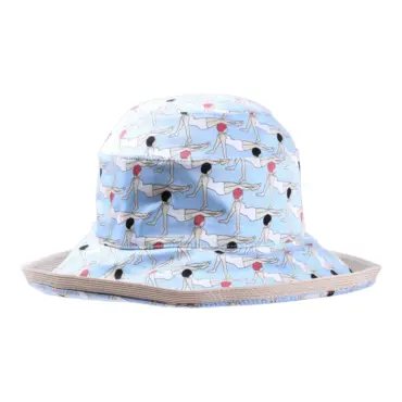 Aufschlaghut aus Baumwolle mit Print von Badenixen auf himmelblauem Hintergrund|