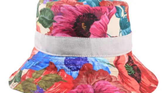 Stoffhut mit Blumenprint und Leinenband in Rot|||Stoffhut mit Blumenprint und Leinenband in Rot