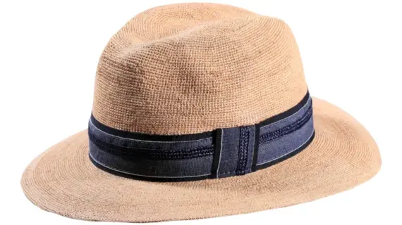 Sommerhut Fedora gehäkelt aus Raffia mit marineblauem Leinenband|