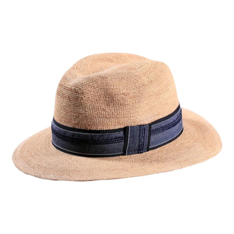 Sommerhut Fedora gehäkelt aus Raffia mit marineblauem Leinenband|