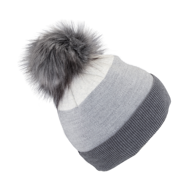 Strickmütze Feinstrick dreifarbig mit Kunstfellbommel – hochwertige Kopfbedeckung von Fiebig bei Hut Factory Schweiz