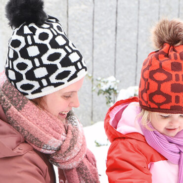 Strickmütze mit Kunstfellbommel zweifarbig – hochwertige Kopfbedeckung von Fiebig bei Hut Factory Schweiz