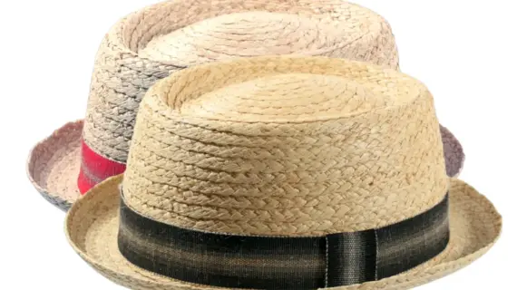 Pork Pie Sommerhut aus Raffia mit gestreiftem Hutband in Schwarz oder Rot|Pork Pie Sommerhut aus Raffia mit gestreiftem Hutband in Rot|Pork Pie Sommerhut aus Raffia mit gestreiftem Hutband in Schwarz|||