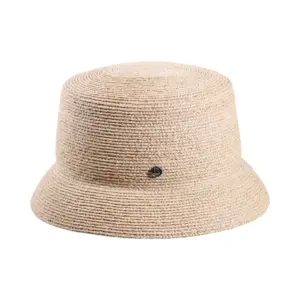 Bucket-Hat aus Raffia Natur von Risa Schweiz mit ikonischem Qualitätsknopf