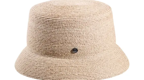 Bucket-Hat aus Raffia Natur von Risa Schweiz mit ikonischem Qualitätsknopf