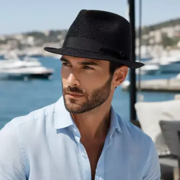 Fedora Raffia fein farbig Schwarz an Herrenmodel auf der Französischen Riviera