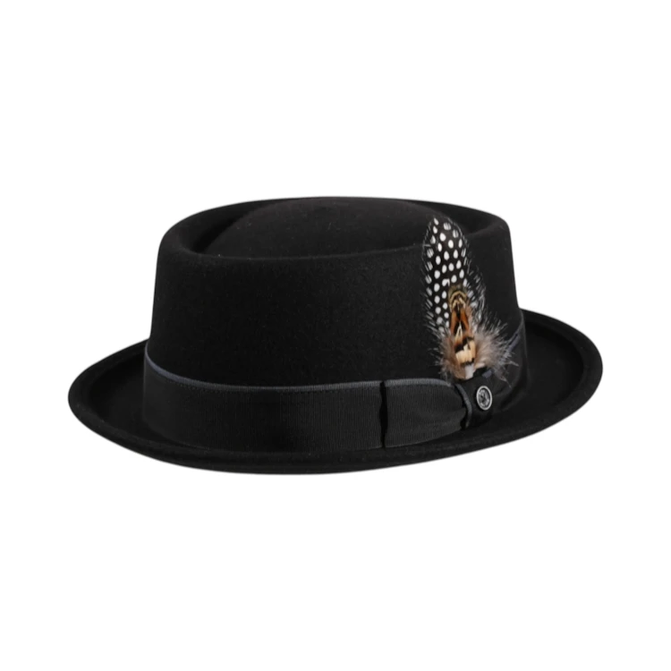 Porkpie Classic Paspel aus Wollfilz in Schwarz mit Feder und Risa-Knopf