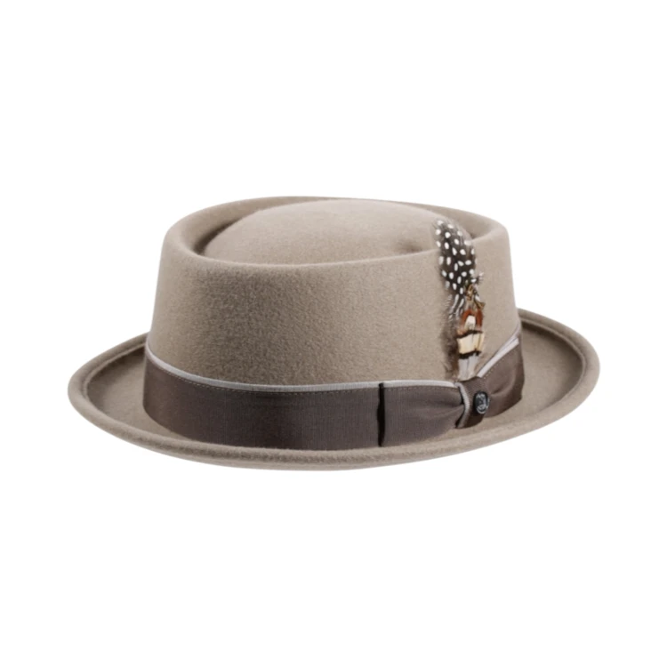 Porkpie Classic Paspel in Mittelbeige mit braunem Rebsband und Feder