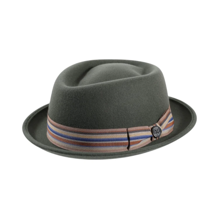 Herrenmodel mit Porkpie Diamond Shape Striped in Kaperngrün