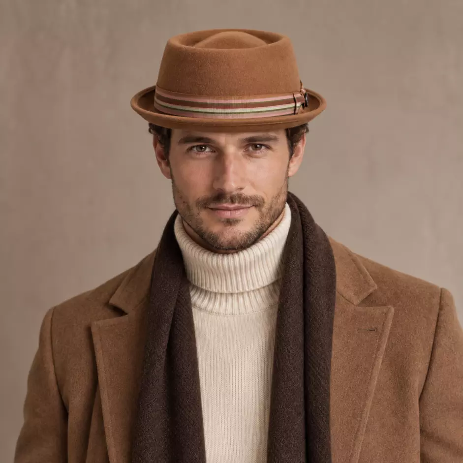 Herrenmodel mit Porkpie Diamond Shape Striped in Camel