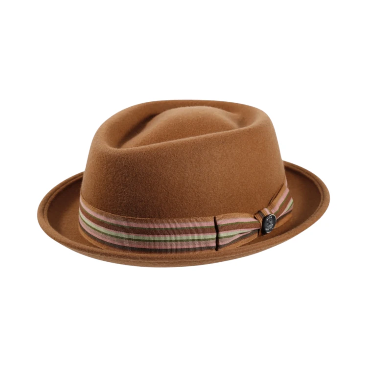 Herrenmodel mit Porkpie Diamond Shape Striped in Camel