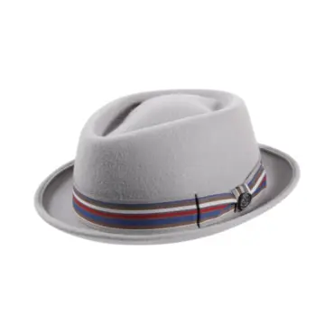 Damenmodel mit Porkpie Diamond Shape Striped in Hellgrau