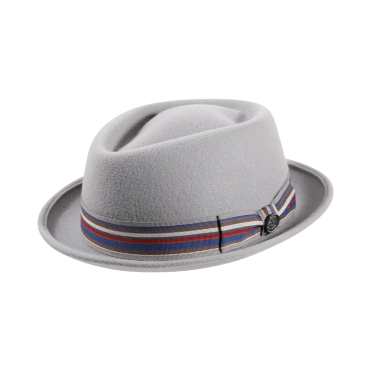 Damenmodel mit Porkpie Diamond Shape Striped in Hellgrau